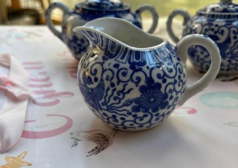 Milk jug and sugar bowl 