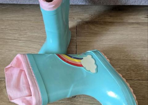Free kids' shoes giveaway 