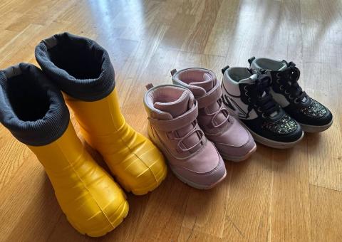 Used children's shoes 