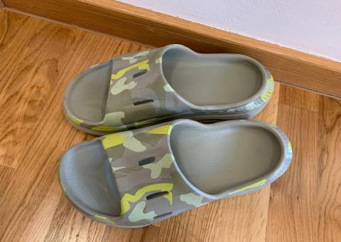 Hoka flip-flops 