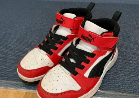 Give away kids sneakers 
