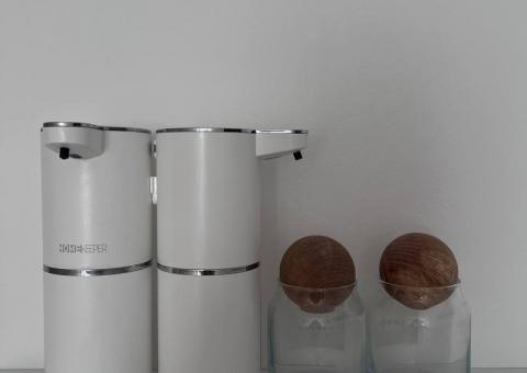 Bathroom dispenser set 