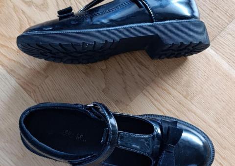 Kids' shoes 