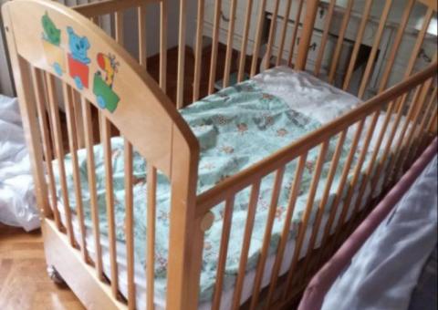 Wooden baby bed 