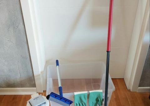 Kućne potrepštine: kontejner, strugalica, mop 
