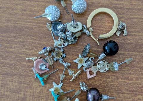 Various earrings 