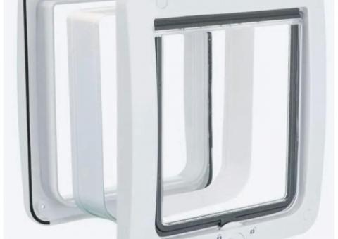 Pet door with tunnel 