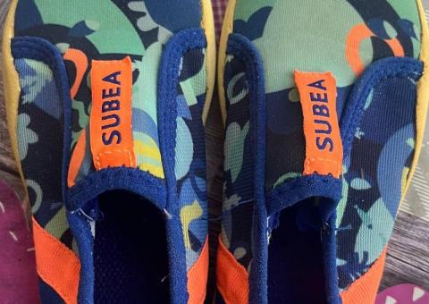 Aqua shoes for a child 