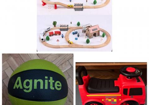Igračke: konstruktori, slagalice, autići 
