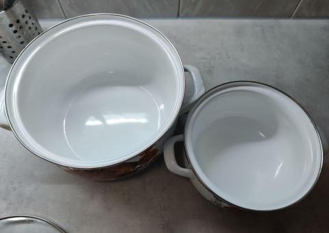 Pots with lids 