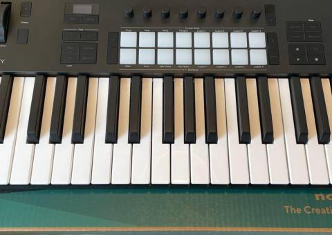 Novation Launchkey 37 MK4 
