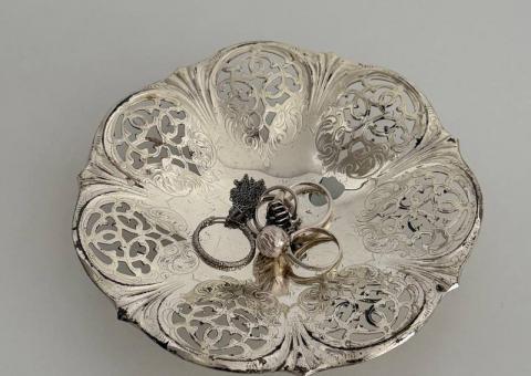 Trays and plates 