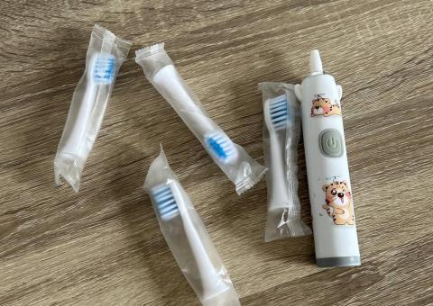 Pore cleaner & toothbrushes 