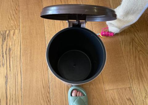 Trash can 