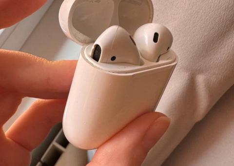 Наушники AirPods 
