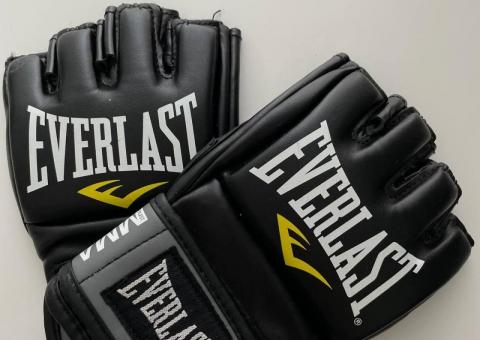 Шлемы и перчатки Everlast 