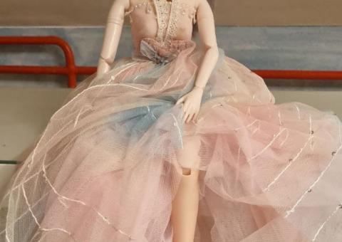 60cm doll on hinges 