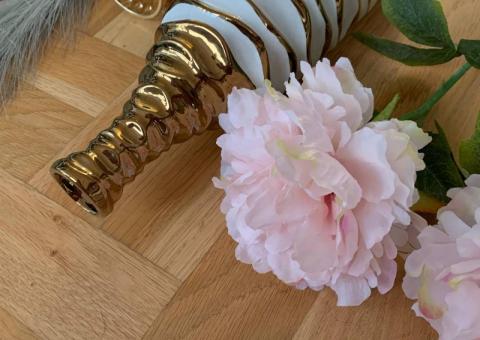 Vases and flowers 