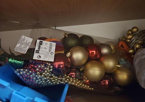 Christmas tree and toys 