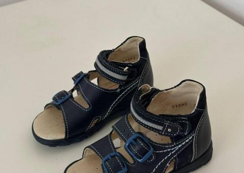 Nove Totto sandale 