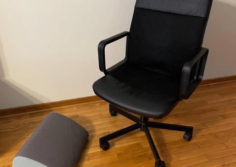 Armchair and footrest 