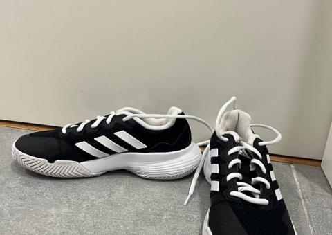 Adidas tennis shoes 