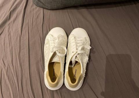 Selling clothes: coat, sneakers 