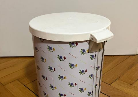 Trash can 