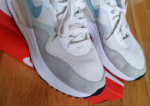 Кроссовки Nike и тапочки 