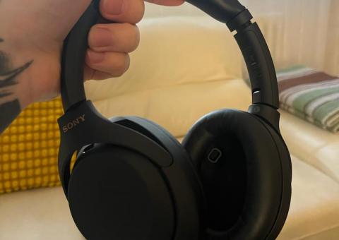 Sony WH-1000XM4 headphones 