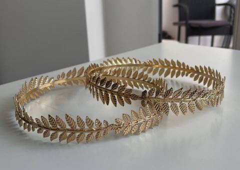 Metal laurel wreath 