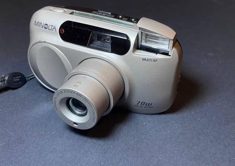 Minolta Riva Zoom 70W film camera 