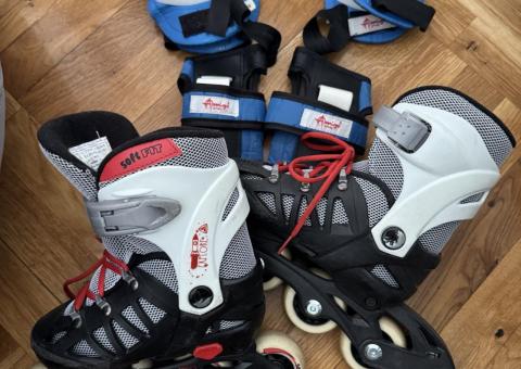 Adjustable roller skates 